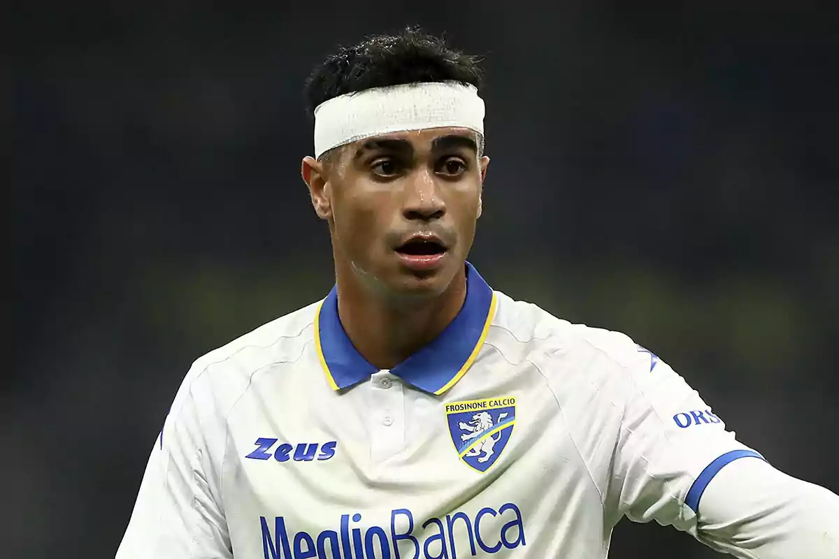 Reinier con una venda en la cabeza, vistiendo el uniforme del Frosinone Calcio. Reinier con una venda en la cabeza, vistiendo el uniforme del Frosinone Calcio.